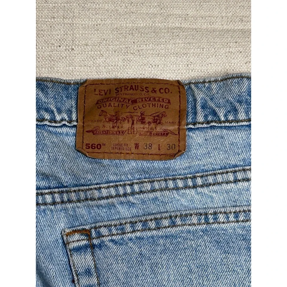 Vintage Levi's 560 Jeans Men's 38x30 Loose Fit Tapered Leg Light Wash USA